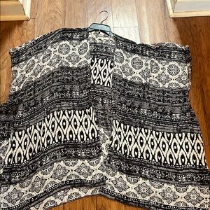 Woven Heart Black and White Patterned Cardigan size une